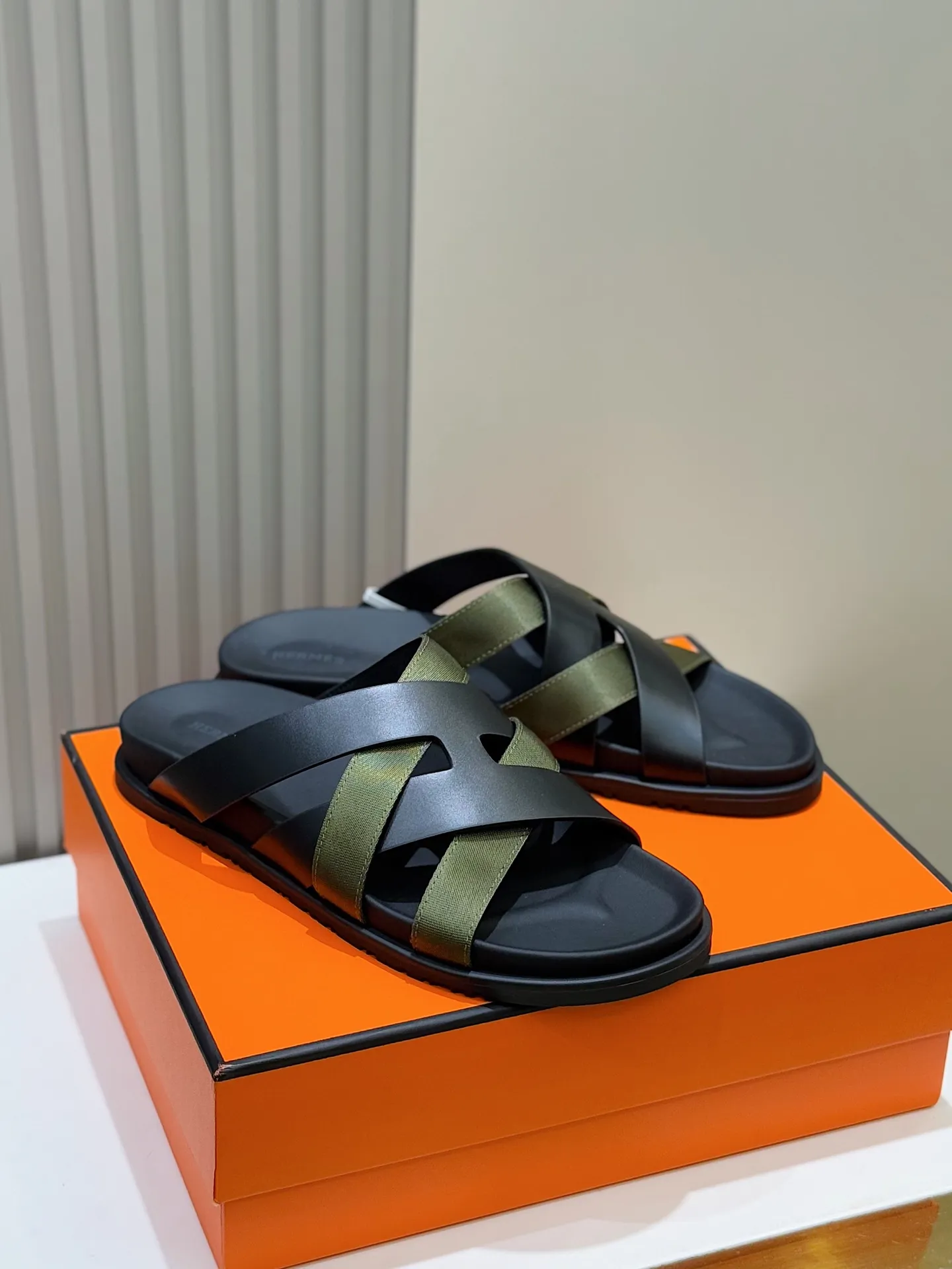 p300💰Men's Shoes Hermes Men's Kazimir Slippers - Top quality woven calfskin functional sandals with an intertwined upper inspired by the "H" iconic pattern to create a casual look, perfect for summer. Imported cowhide + cowhide lining + rubber outsole Size: 39-44 (customized at 38.45.46)